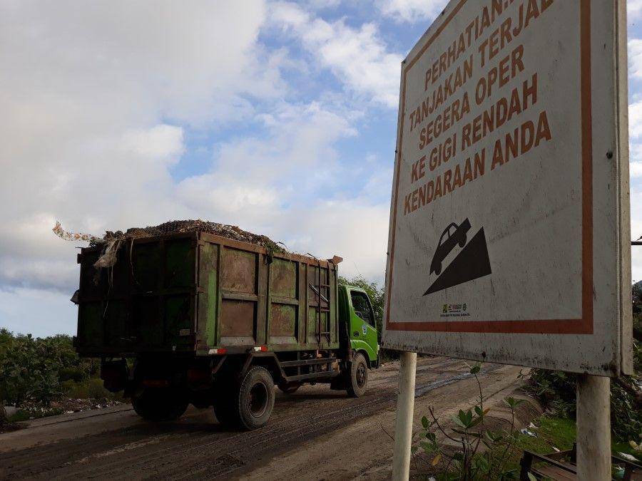 Truk sampah Suwung