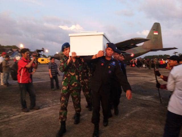 Korban tembak di Papua tiba di Pangkalan TNI AU Maros, Jumat (7/12). (IDN Times Sulsel/Didit Hariyadi)