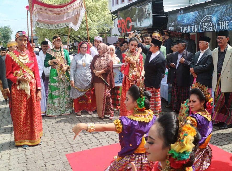 Pengantin pria Bugis disambut tarian adat sebelum masuk ke rumah pengantin wanita
