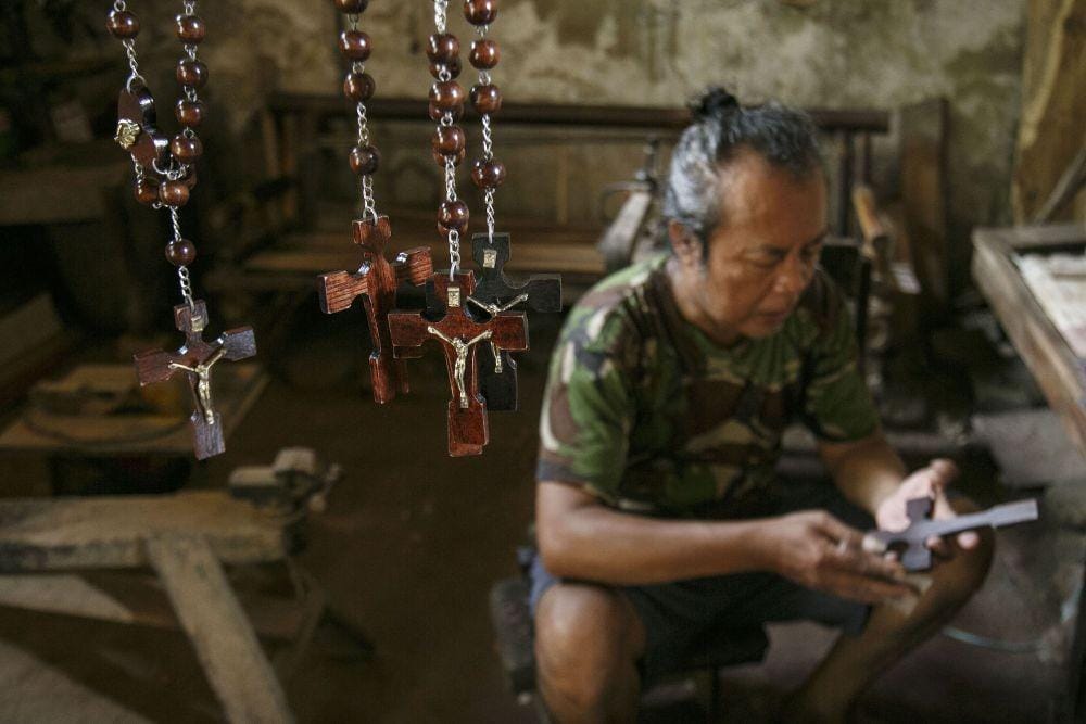 Pengerajin benda rohani di Yogyakarata ANTARA FOTO/Hendra Nurdiyansyah