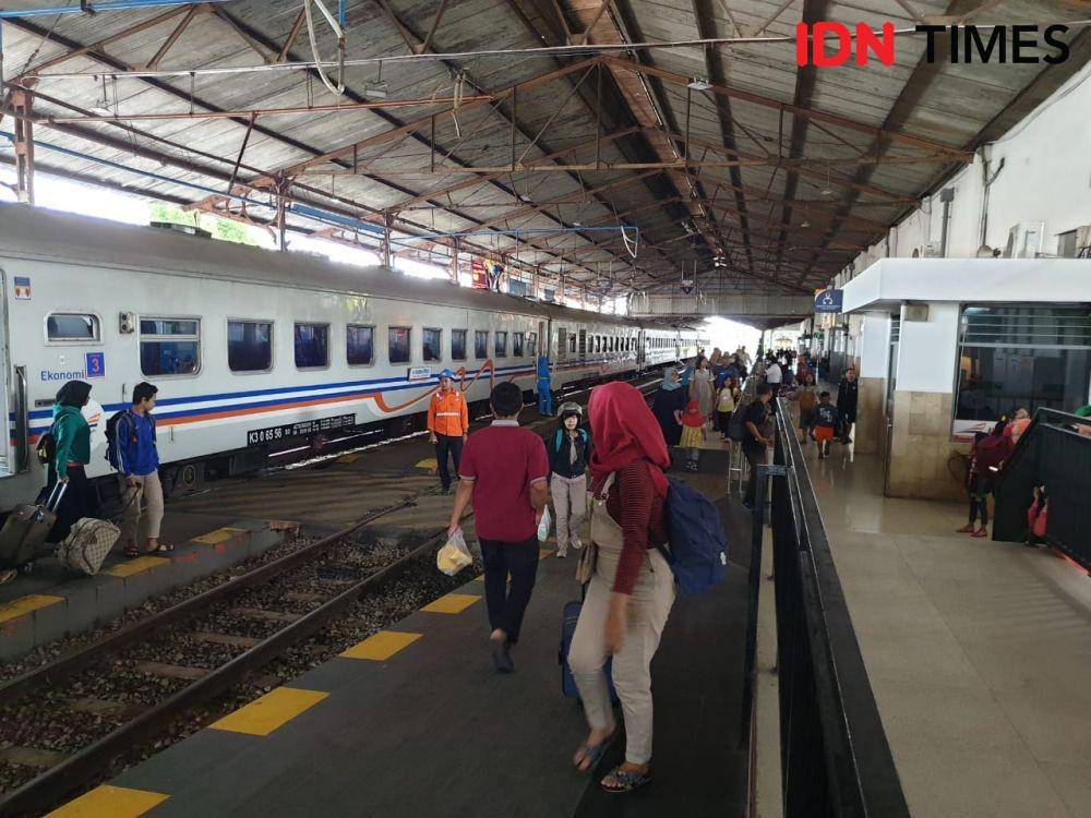 Pengguna jasa kereta api turun di Stasiun Madiun.IDN Times/Nofika Dian