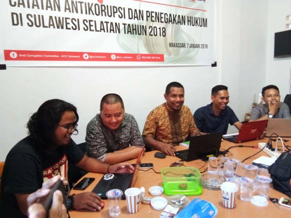 Direktur ACC Sulawesi Kadir Wokanubun (tengah). IDN Times / Aan Pranata
