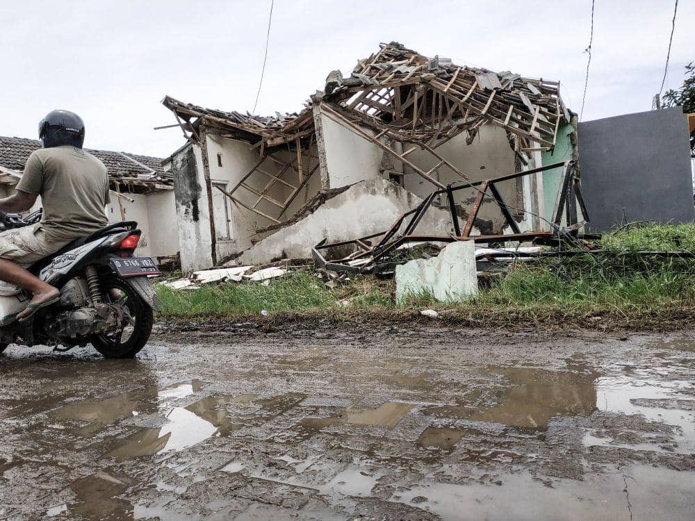Salah satu rumah rusak dampak dari angin puting beliung di Kecamatan Rancaekek, Kabupaten Bandung, Senin (14/1).