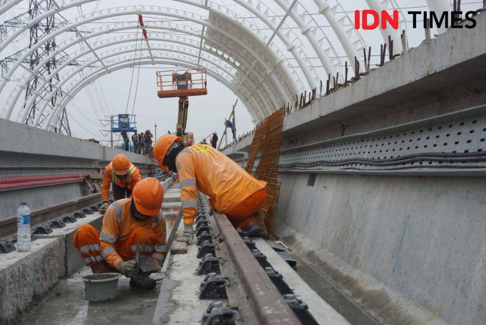 (Pekerja Adhi Karya di Proyek Stasiun LRT Jabodebek) IDN Times/Gregorius Aryodamar P