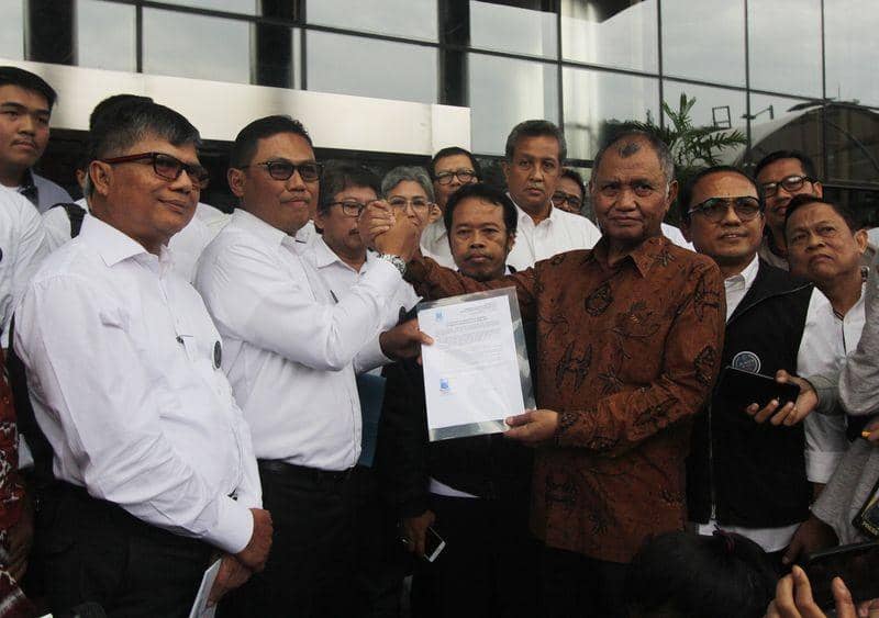 (Ketua KPK Agus Rahardjo menerima dukungan dari alumni Institut Teknologi Sepuluh November) ANTARA FOTO/Reno Esnir