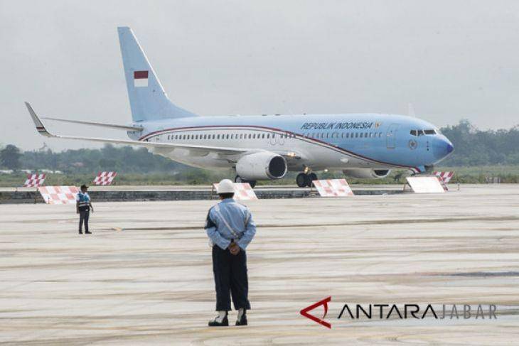 Pesawat Kepresidenan yang ditumpangi Presiden Joko Widodo dan rombongan disambut prosesi water salute (penyiraman air) saat mendarat di Bandara Internasional Jawa Barat (BIJB) Kertajati, Majalengka, Jawa Barat, Kamis (24/5).