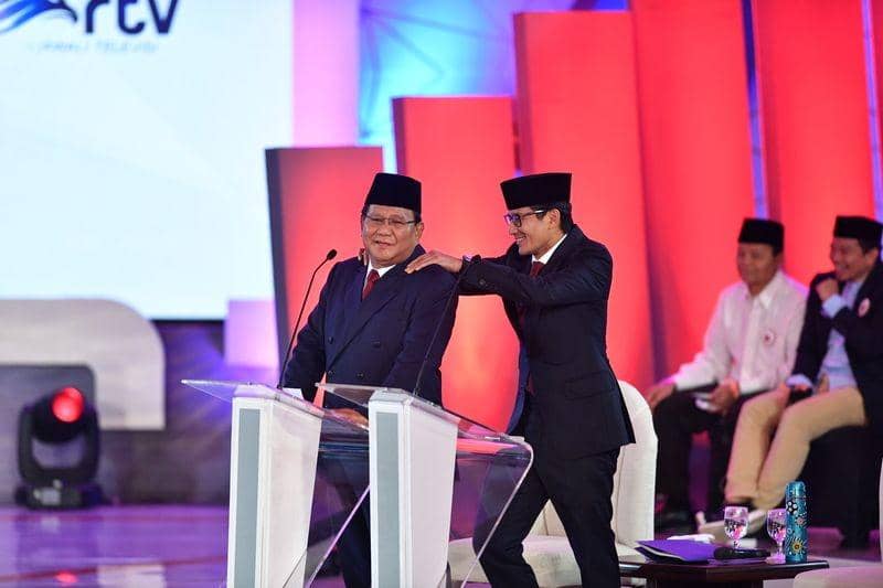(Prabowo tengah dipijat oleh Sandiaga Uno) ANTARA FOTO/Sigid Kurniawan