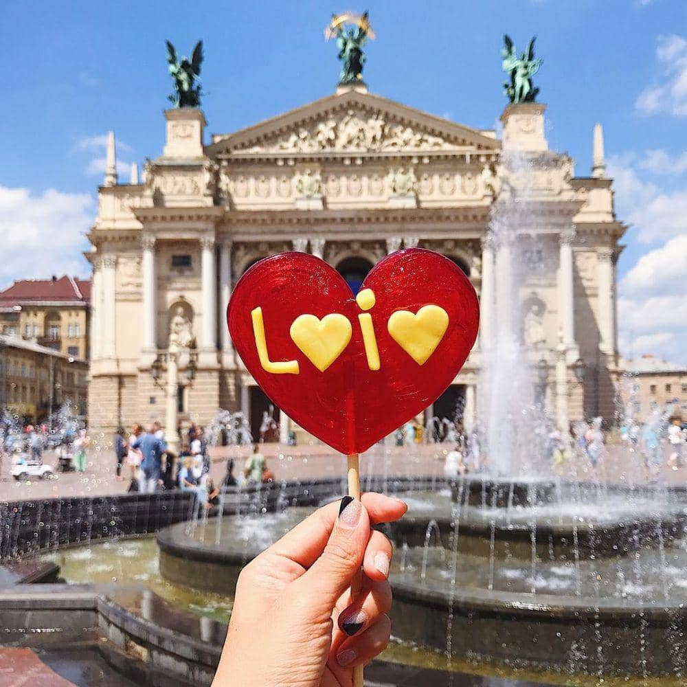 instagram.com/girleatworld