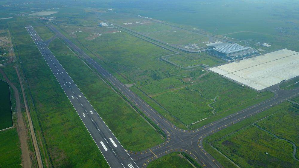 Landasan pacu (runway) Bandara Kertajati Majalengka sepanjang 3.000 meter siap beroperasional pada April 2019.