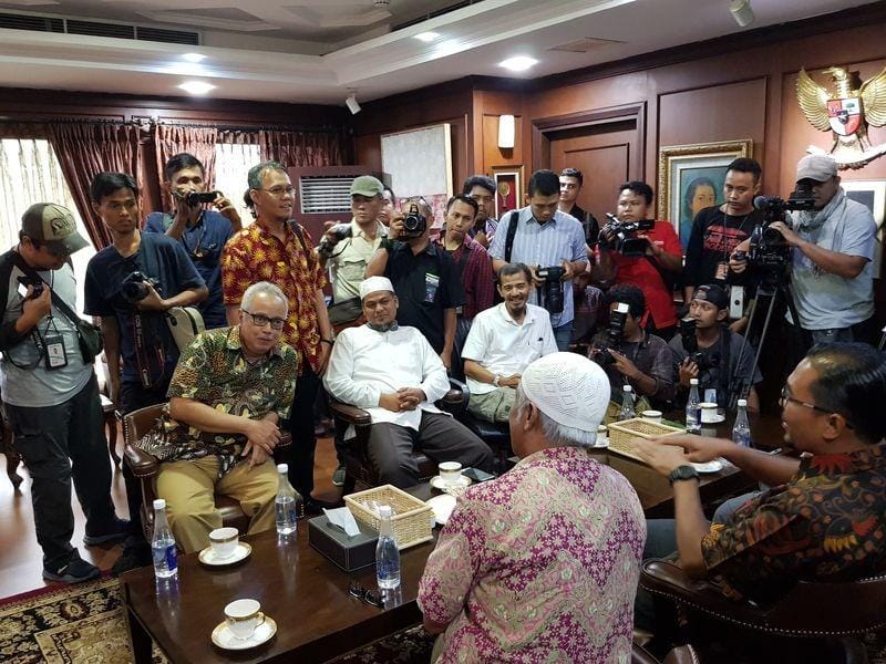 (Kuasa hukum Abu Bakar Ba'asyir di ruang kerja Fadli Zon) IDN Times/Santi Dewi