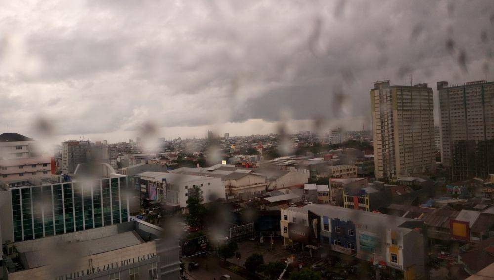 Hujan ringan di Kota Makassar. IDN Times / Aan Pranata