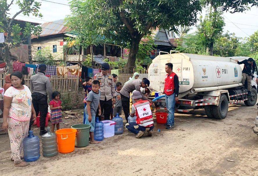 PMI mengerahkan 2 unit mobil tangki pengangkut air bersih untuk warga korban banjir Jeneponto