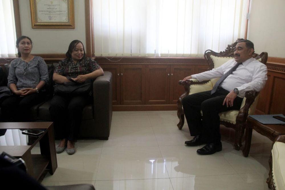 Istri almarhum Prabangsa saat bertemu Sutrisno, Kakanwil Kemenkumham bali. (Dok.IDN Times/Istimewa)