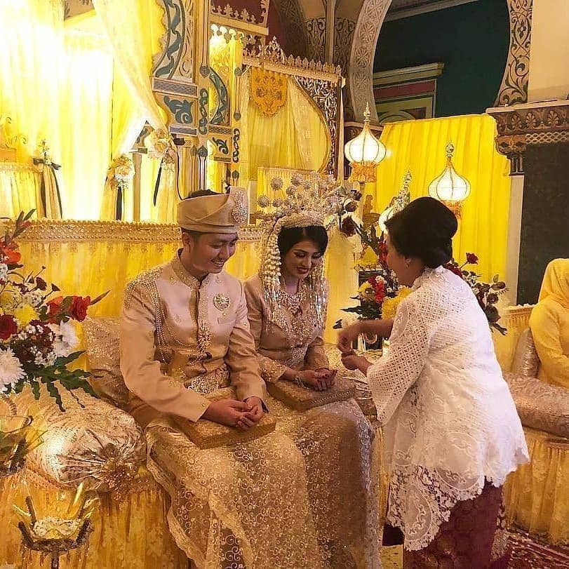 instagram.com/officialputeriindonesia/