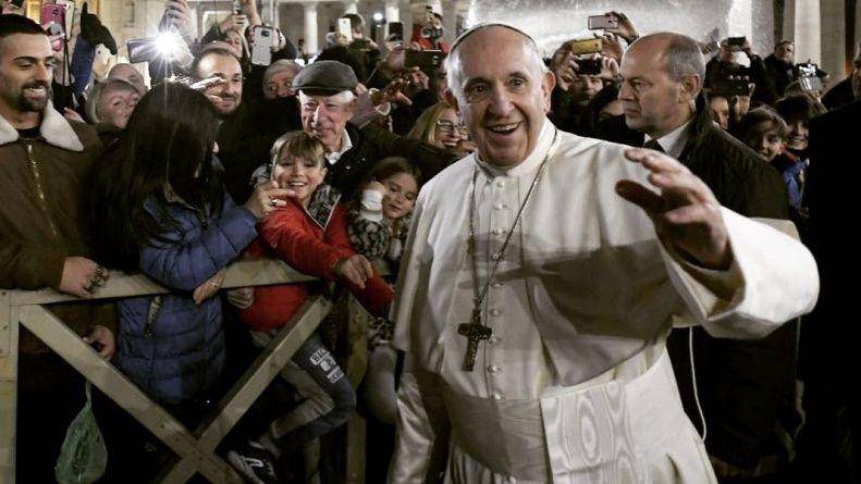 Paus Fransiskus menemui para jemaat usai Misa di Lapangan Santo Petrus. instagram.com/franciscus