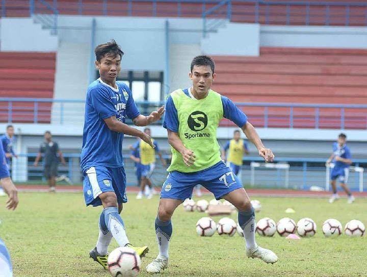 Zalnando (Kanan) saat mengikuti latihan Persib.