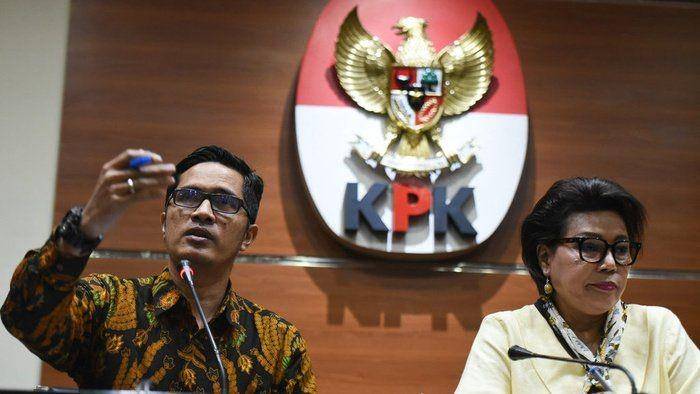 Juru bicara KPK, Febri Diansyah <kiri> dan Wakil Ketua KPK Basaria Panjaitan. (ANTARA FOTO/Hafidz Mubarak A)