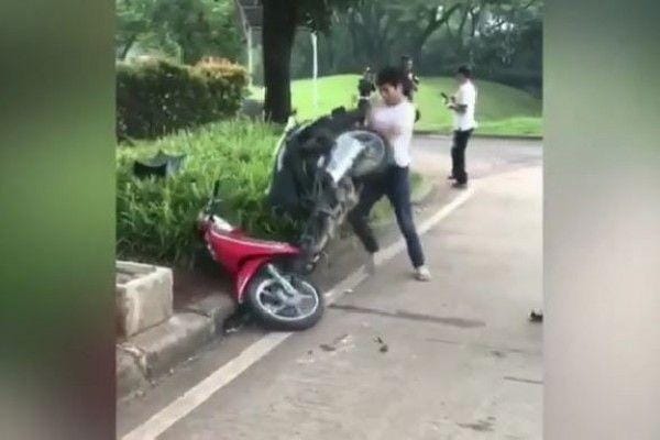 (Seorang pemuda merusak sepeda motor usai ditilang polisi) www.instagram.com/@pauull21