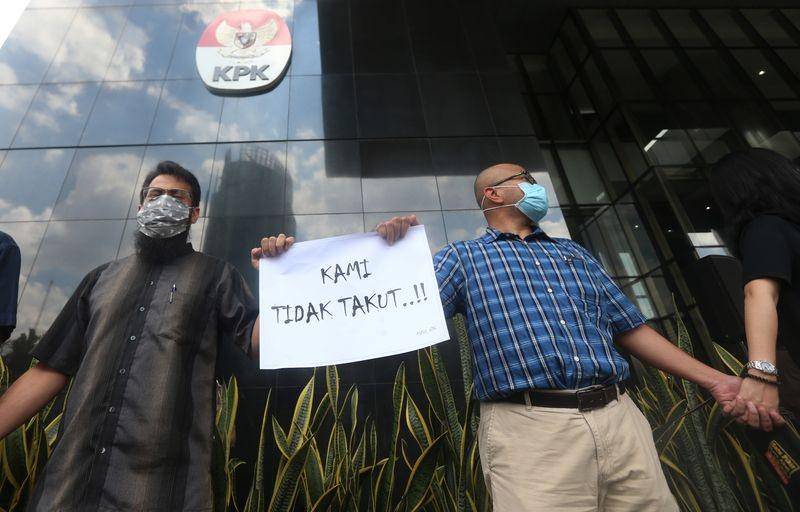 (Aksi solidaritas Wadah Pegawai KPK) ANTARA FOTO/Reno Esnir