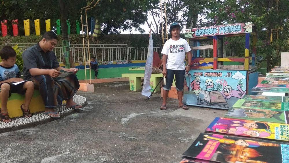 Pemuda Lamongan Ini Sulap Gerobak Bakso Jadi Gerobak Pustaka