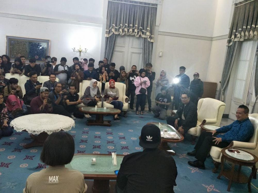 (Ridwan Kamil saat menerima kunjungan tim film Dilan 1991 di Gedung Pakuan) IDN Times/Yogi Pasha