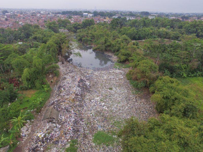 Ilustrasi sampah/ANTARA FOTO/Raisan Al Farisi