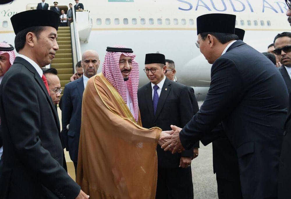 (Basuki Tjahaja Purnama ketika menyalami Raja Salman di Bandara Halim Perdanakusuma tahun 2017) IDN Times/Biro Pers Istana