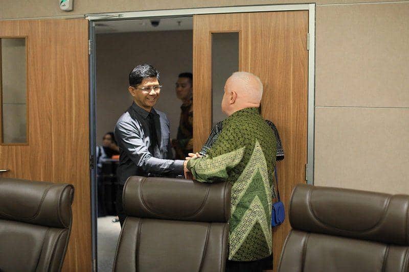 (Wakil Ketua KPK Laode M Syarif menyambut kedatangan Dubes Australia untuk Indonesia, Garry Quinlan) www.twitter.com/@KPK_RI