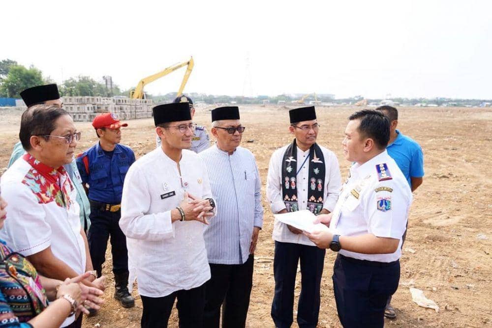 (Mantan Wakil Gubernur DKI Jakarta, Sandiaga Uno saat meninjau lokasi Taman BMW yang akan dibangun Stadion Persija) Instagram/@sandiuno