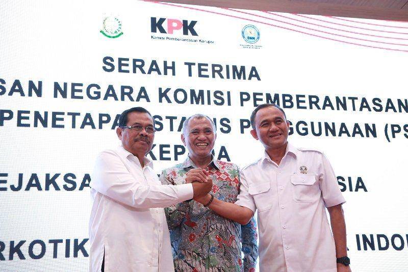 (Jaksa Agung, Ketua KPK dan Kepala BNN) www.twitter.com/@KPK_RI