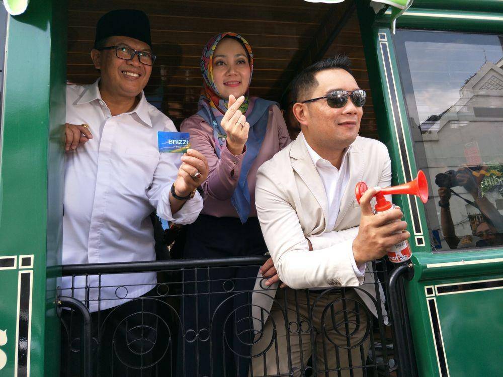 Ridwan Kamil didampingi istri Atalia Kami dan dan Oden M Danial saat naik Bandros