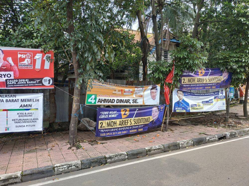 Ilustrasi alat peraga kampanye. (IDN Times/Debbie Sutrisno)