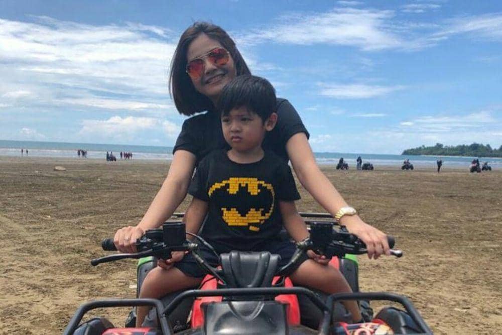 Jadi Single Parent, 10 Potret Kedekatan Tiwi eks T2 & Putra Kecilnya