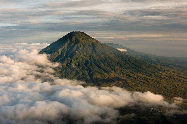 https://www.google.com/search?q=gunung+sindoro&safe=strict&source=lnms&tbm=isch&sa=X&ved=0ahUKEwjEub6ssszgAhVVeH0KHcuHAuIQ_AUIDigB&biw=2049&bih=912#imgrc=RluejIBH4Xa45M: