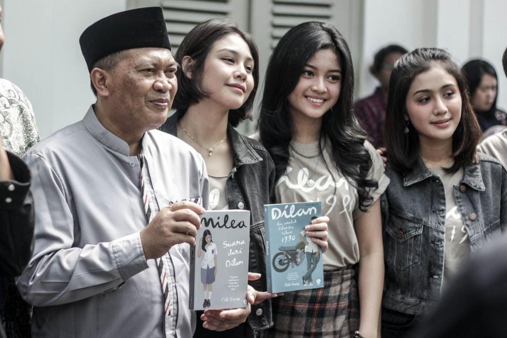 Vanesha Prescilla, pemeran Milea dalam film Dilan di Bandung, bersama para pejabat Pemerintah Kota Bandung, Sabtu (23/2).