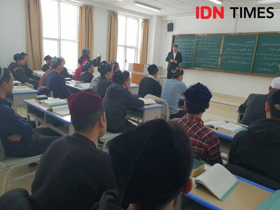 Muslim Uighur sedang belajar. (IDN Times/Uni Lubis)