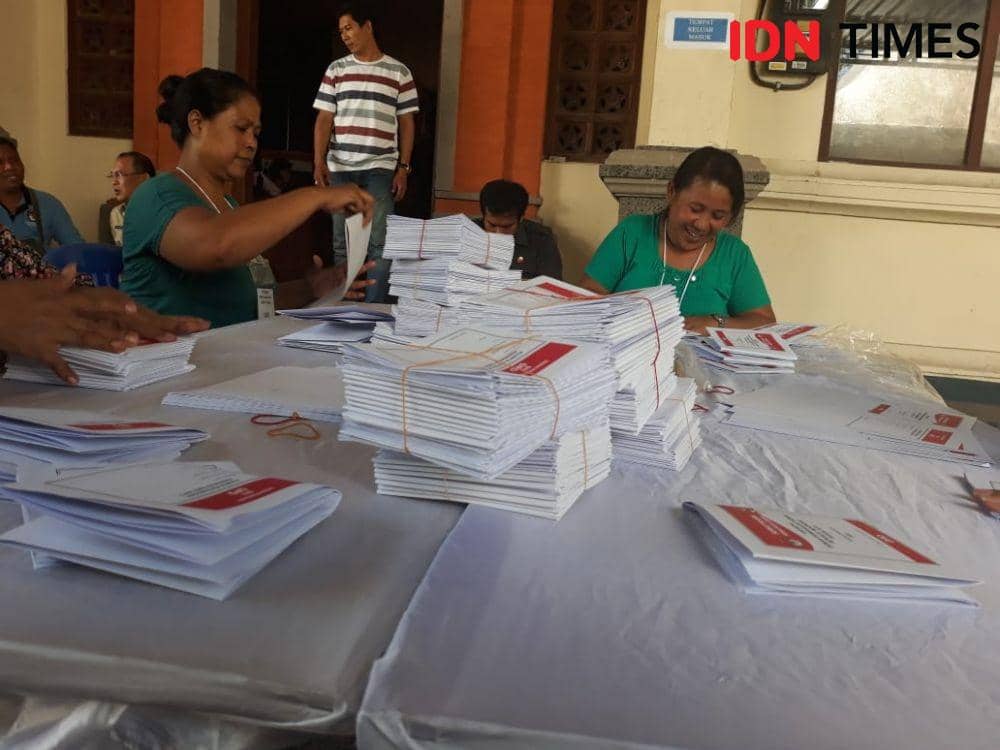 Kegiatan persiapan logistik Pemilu. (IDN Times/Imam Rosidin)