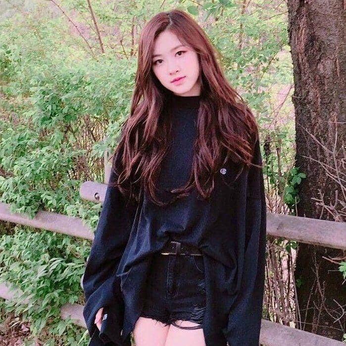 Instagram.com/rose.blackpink.yg