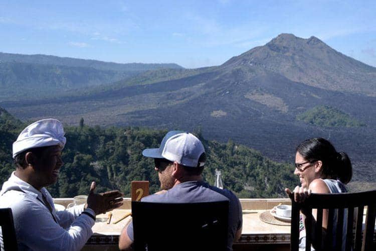(Turis asing tengah menikmati pemandangan di kawasan wisata Geopark Gunung Batur) ANTARA FOTO/Fikri Yusuf