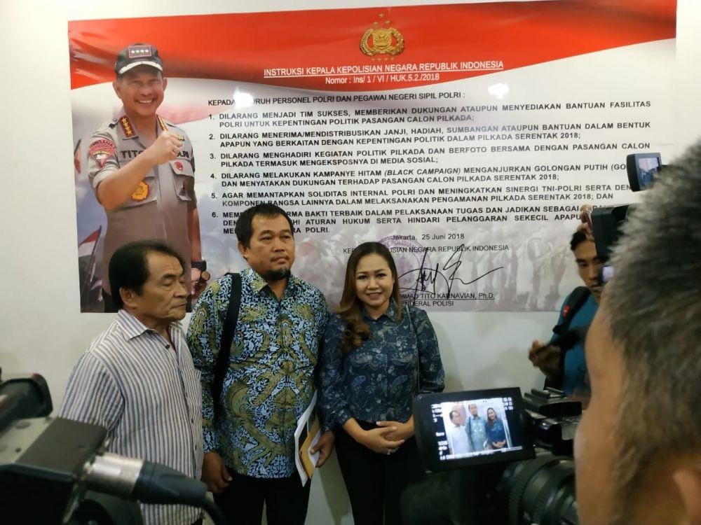 Dari kiri-kanan (Bupati Banjarnegara Budhi Sarwono,Kuasa Hukum Lasmi Boyamin Saiman, Mantan Manajer Persibara Banjarnegara Lasmi Indaryani) /IDN Times Axel Jo Harianja