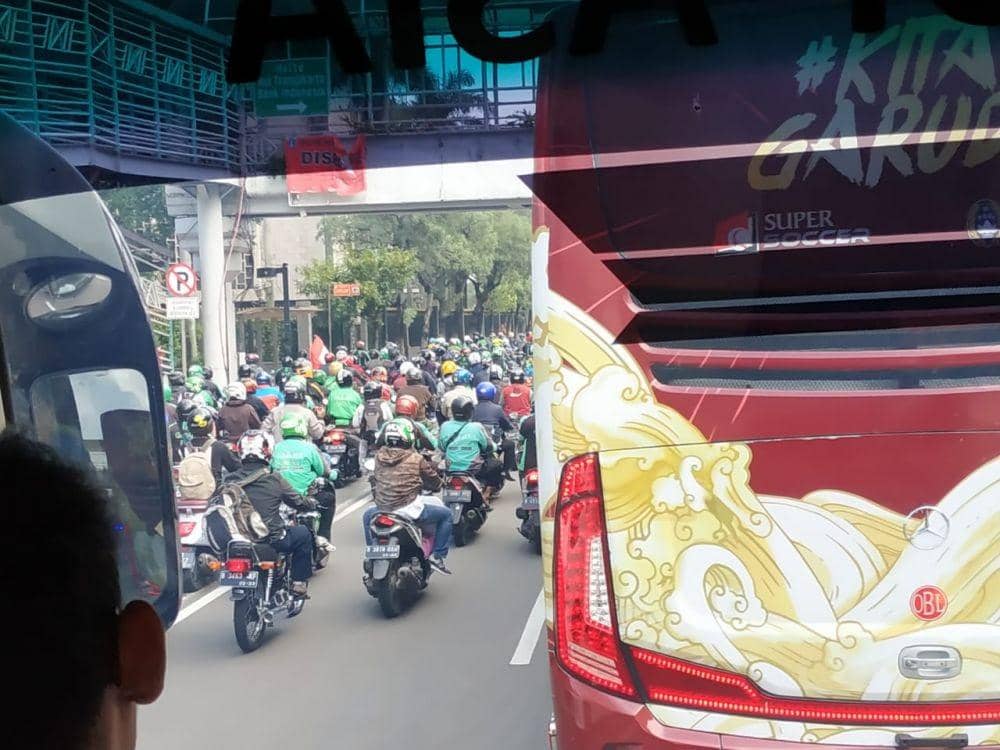 Kemacetan akibat arak-arakan (IDN Times/Axel Jo Harianja)