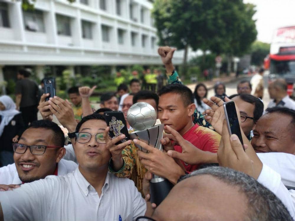 Masyarakat berfoto bersama trophy juara AFF U-22 di Istana (IDN Times/Axel Jo Harianja)