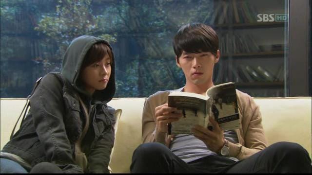 kim joo won yang sedang membaca di ruang perpustakaan pribadinya setelah pertemuan pertamanya dengan Gil Ra Im dan pertama kali menuturkan mantra 'kim soo ha mo' untuk mengendalikan pikirannya.