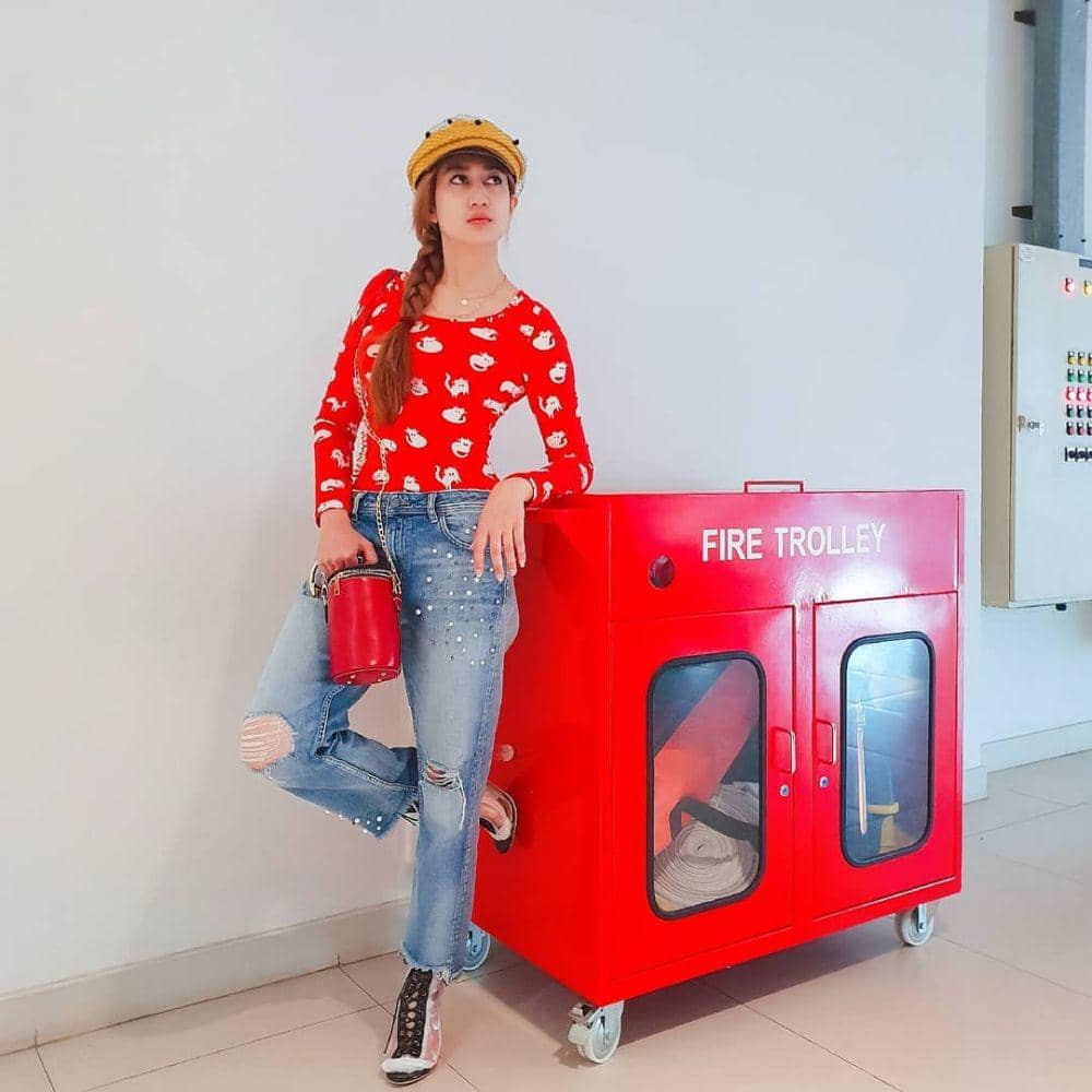 instagram.com/akuhelmalia