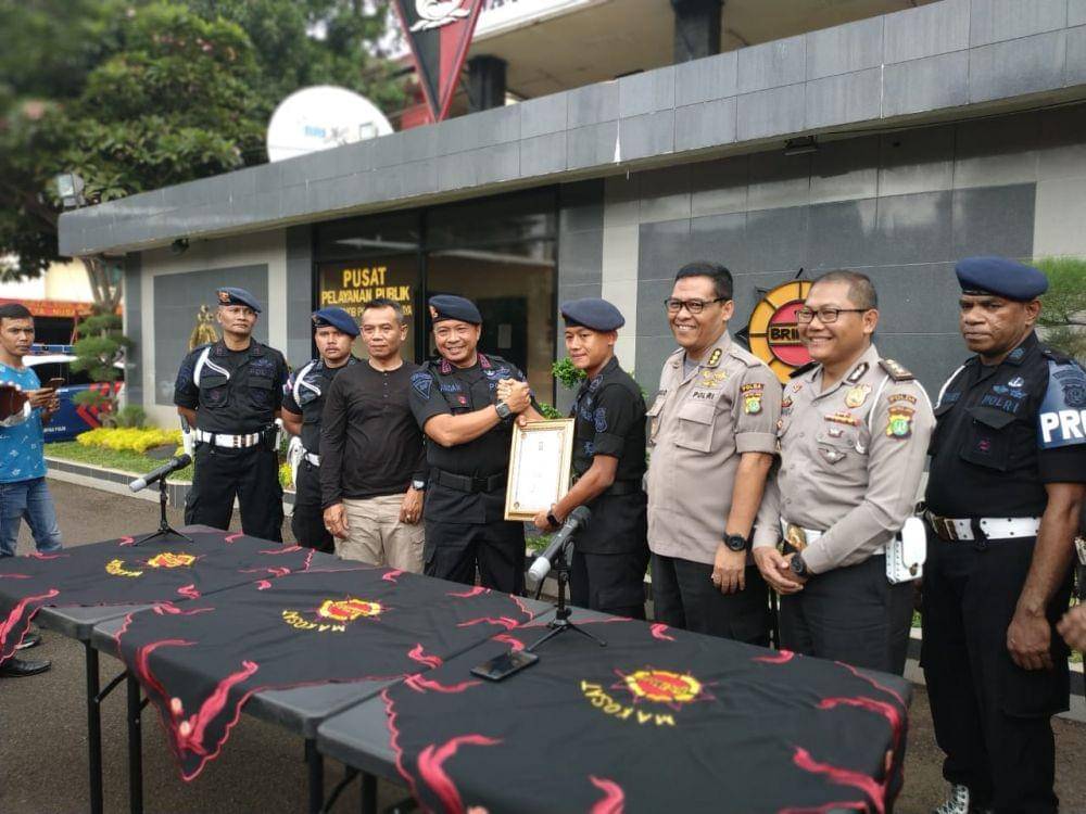 Pemberian Penghargaan Simbolis berupa piagam kenaikan pangkat luar biasa (IDN Times/Axel Jo Harianja)