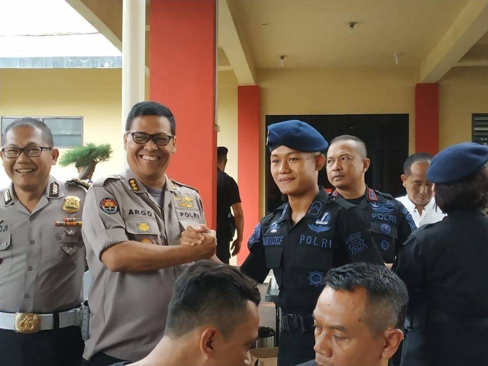 Kabid Humas Polda Metro Jaya Kombes Pol Argo Yuwono dan Bripda Sani Rizki sekaligus pemain Timnas U-22 (IDN Times/Axel Jo Harianja)