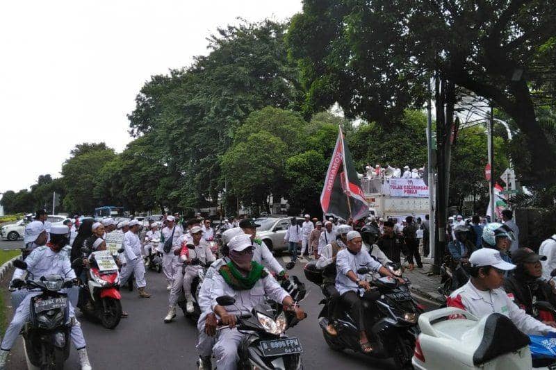 (Massa Forum Umat Islam bergerak menuju ke kantor KPU) ANTARA FOTO/Asep Firmansyah