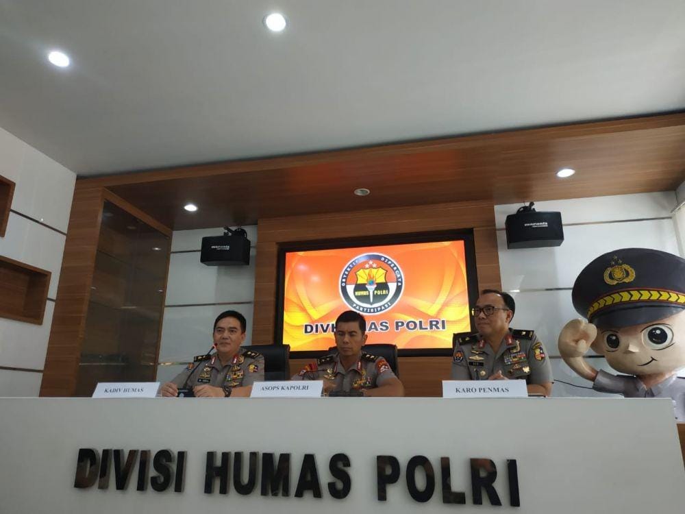 Konferensi Pers di Mabes Polri (IDN Times/Axel Jo Harianja)