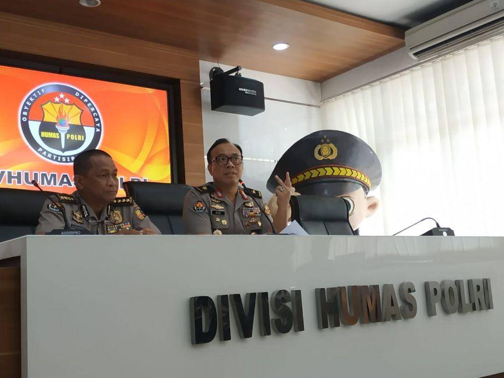 Karopenmas Divisi Humas Mabes Polri Brigjen Pol. Dedi Prasetyo (Kanan) (IDN Times/Axel Jo Harianja)