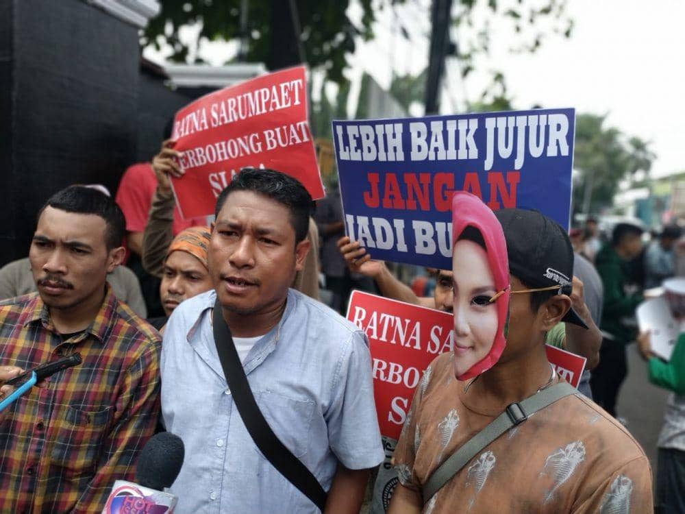 Aksi massa pada sidang perdana Ratna (IDN Times/Axel Jo Harianja)
